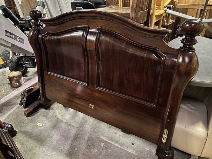 King Size Solid Wood Sleigh Bed. Mahogany Style. Excellent Condition
