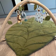 Jungle activity playmat with 6 toys (60EUR retail)