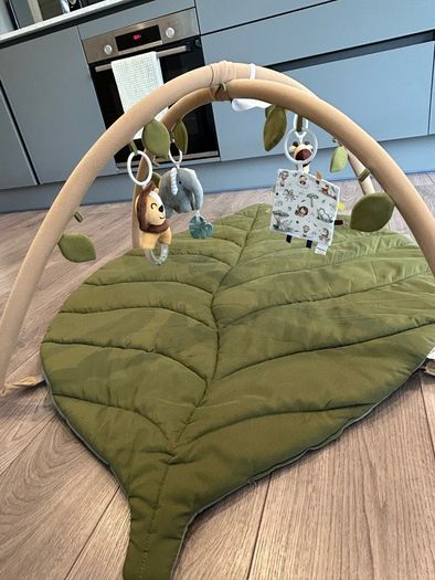 Jungle activity playmat with 6 toys (60EUR retail)