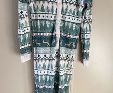 Leigh Tucker Willow Nollaig Shona all in one pyjamas 3-4 years