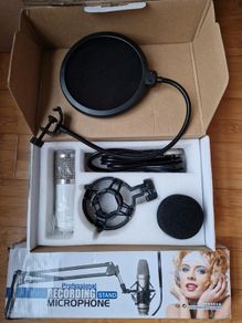 Condenser microphone with arm stand and pop shield