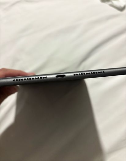 Apple iPad 9th Generation Space Grey 64GB + WB Pen + USB-C to Lightning Cable