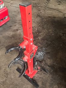 Coil spring compression tool