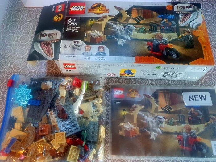 Lego Jurrasic World 76945: Atrociraptor Bike Chase (2022) 100% Complete W/BOX