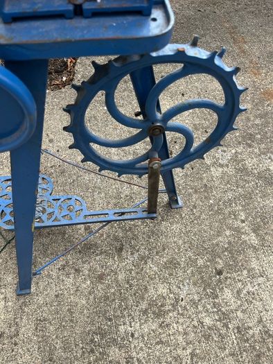 Vintage treadle fret saw. Needs blade