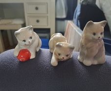 figurines x 3 kittens
