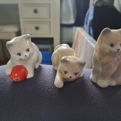 figurines x 3 kittens