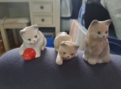 figurines x 3 kittens
