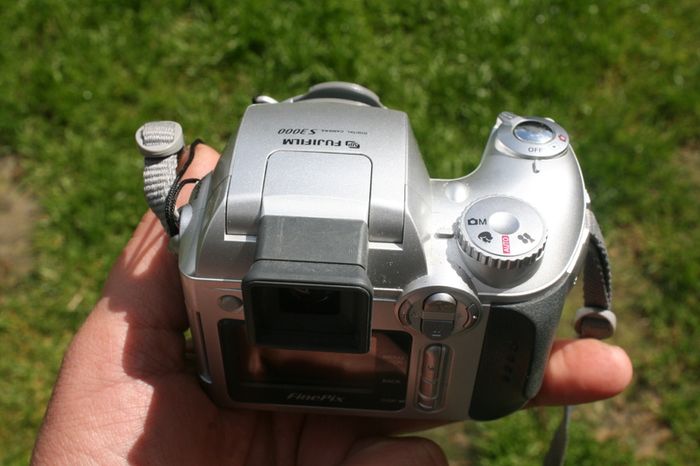 Fujifilm FinePix S3000 3.2MP 6x Zoom Mini SLR Style Digital Camera