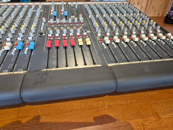 Allen & Heath GL2200 24-Channel Mixer in Flight Case