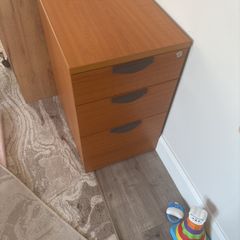 Beautiful and sturdy chest of drawers in excellent condition. Perfect for home office or some extra storage
