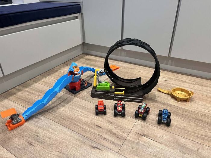 Hotwheels Monster truck loop set and Slam Gorilla play set