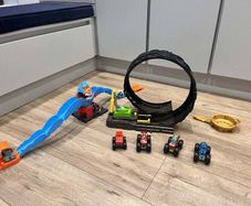 Hotwheels Monster truck loop set and Slam Gorilla play set
