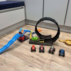 Hotwheels Monster truck loop set and Slam Gorilla play set