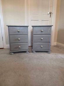 2 pine bedside lockers