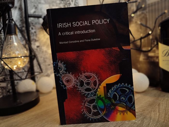 Irish Social Policy ! A Critical Introduction ! RRP 45 Euro ! 2009 ! by Gill Education !