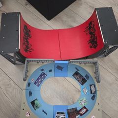 Fingers skateboard ramp