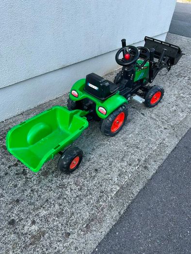 Kids peddal tractor