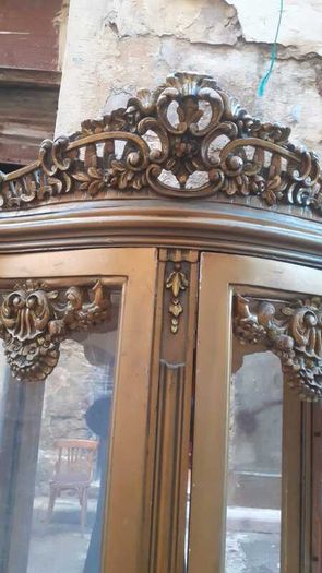 Very large vitrine cabinet