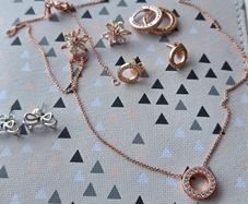 Beautiful costume jewellery, rose gold like new