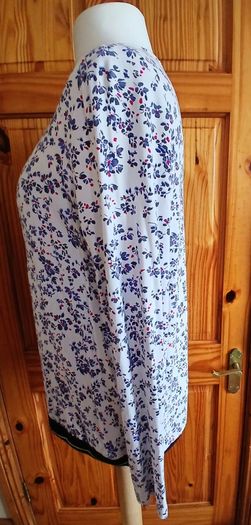 Ladies Street One Long sleeve ditzy floral top size 16 includes postage
