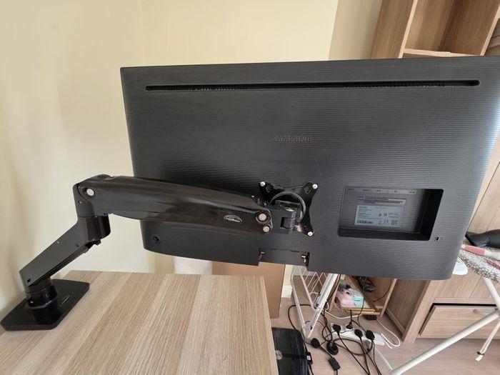 Samsung Monitor with arm