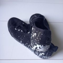 Girls trainers