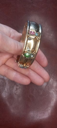 Vintage jewelry is sold individually for 5 to 10 euros