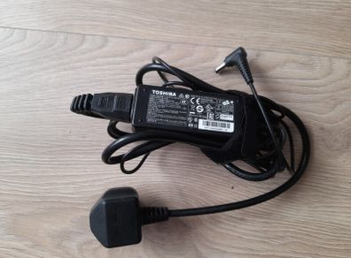 Original Adapter Charger Toshiba G71C000AR410 + Cord 45W