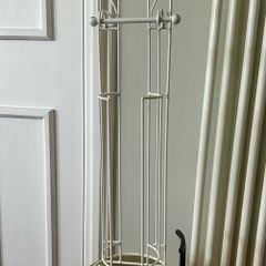 Freestanding toilet roll holder
