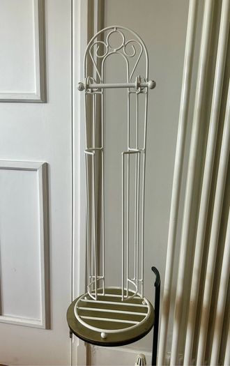 Freestanding toilet roll holder