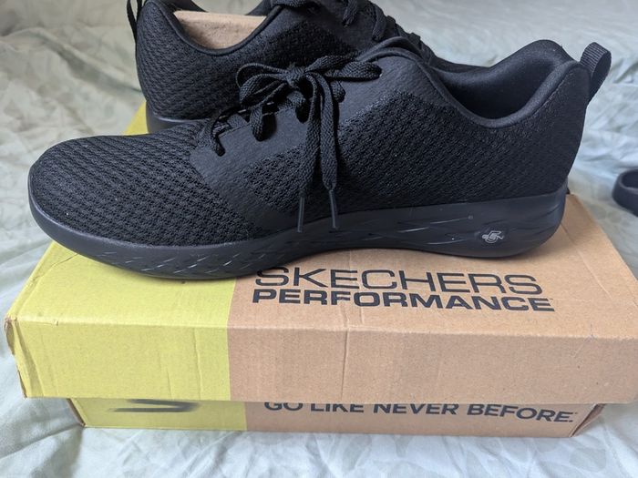 Skechers go run 600-circulate gen 5 all black ( Size 12UK /47EUR )