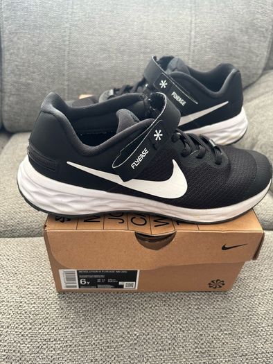 Nike Revolution 6 FlyEase Trainers UK 5.5 EU 38.5 Excellent Condition