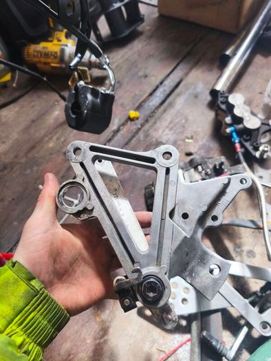 Suzuki rgv 250 footrest