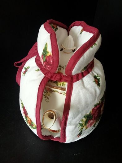 NEW Royal Albert Old Country Roses Teapot Cosy Warmer