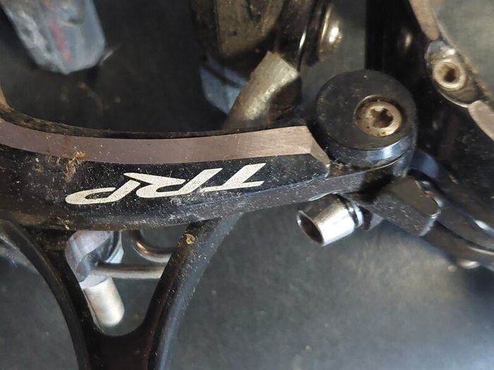 Road bike brake calipers
