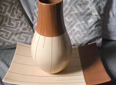 nice collectable vase with base plate