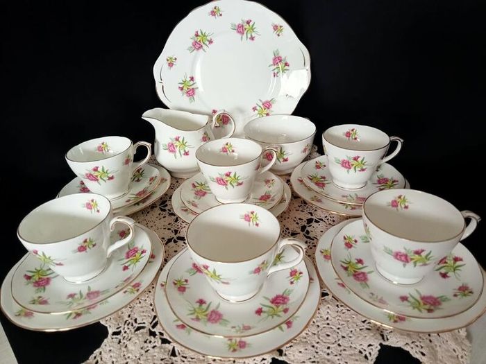 NEW Boxed Duchess English Bone China 21 Ps Tea Set "Carnation"