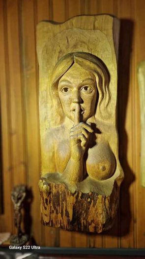 Sculptures, portraits made of wood.