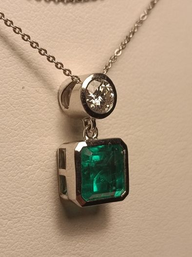 Emeraldine Quartz and Real Moissanite Pendant and Chain