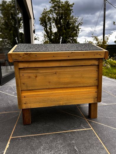 Cat box - outdoor kennel (may suit v small dog)