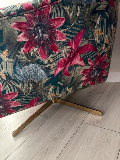 Amanda Holden showstopper swivel accent chair . Unwanted prize . Brand new