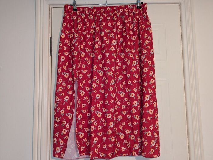 Gorgeous floral midi skirt with side slit