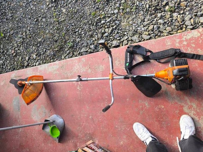 Petrol strimmer weed trimmer