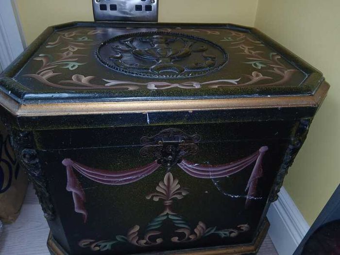 Antique-Style Hand-Painted Wooden Blanket Box Chest / Trunk