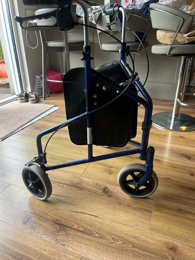 three wheel rollator