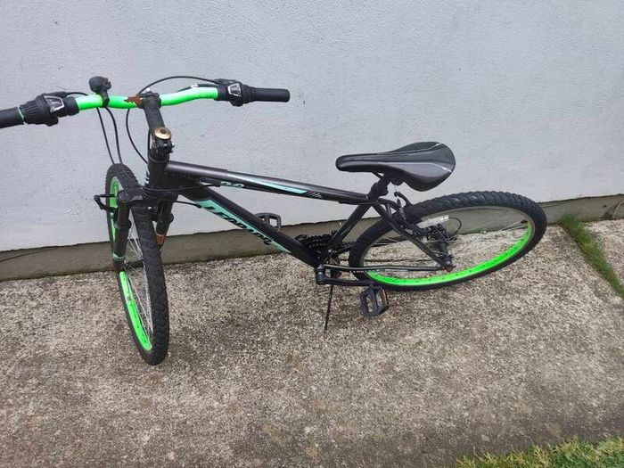 Kids bike 26"wheels need small maintenance but all good working!