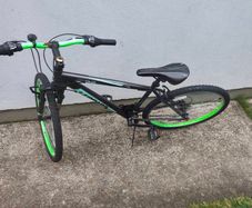 Kids bike 26"wheels need small maintenance but all good working!