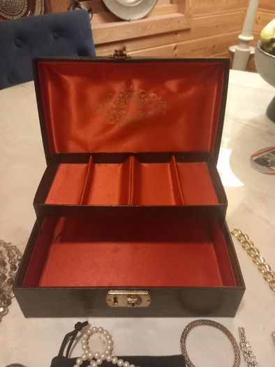 Jewellery box plus contents, D18 post 10e