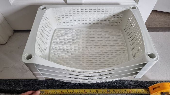 Hard plastic baskets (4)